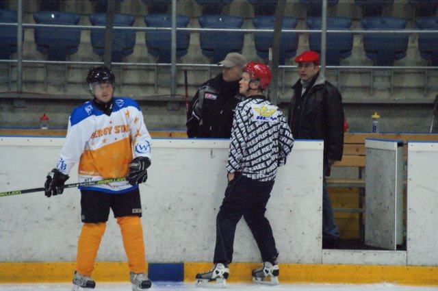 Stefan (l), Coach René, Schiri Tobi und Goalitrainer Bruno (r)