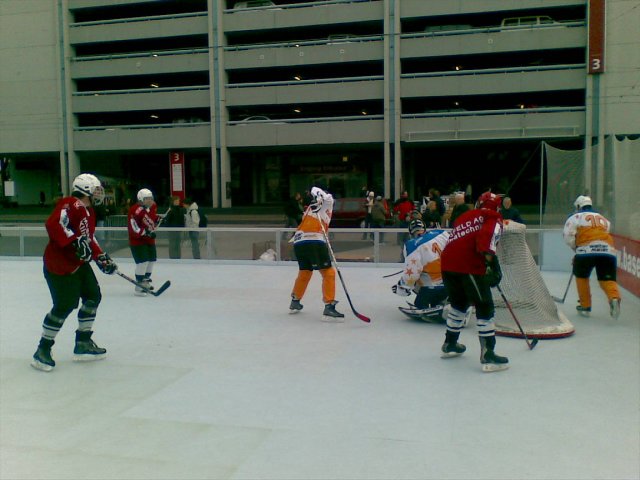 Baslerhockeyliga Team in rot im Angriff