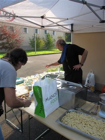 Stephan B. (links) und Bruno K. bei der Arbeit