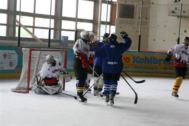 Der Goalie sucht, die Spieler jubeln. 0:1 für unsere Buben!